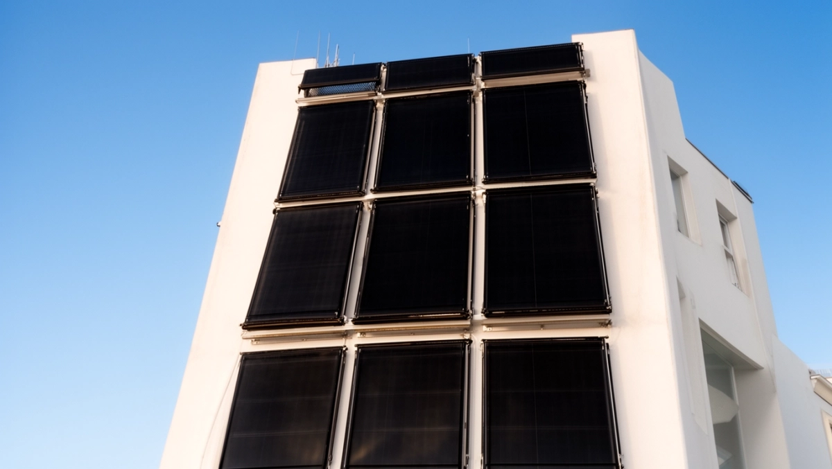 kolektorów słonecznych panele fotowoltaiczne na pionowej ścianie